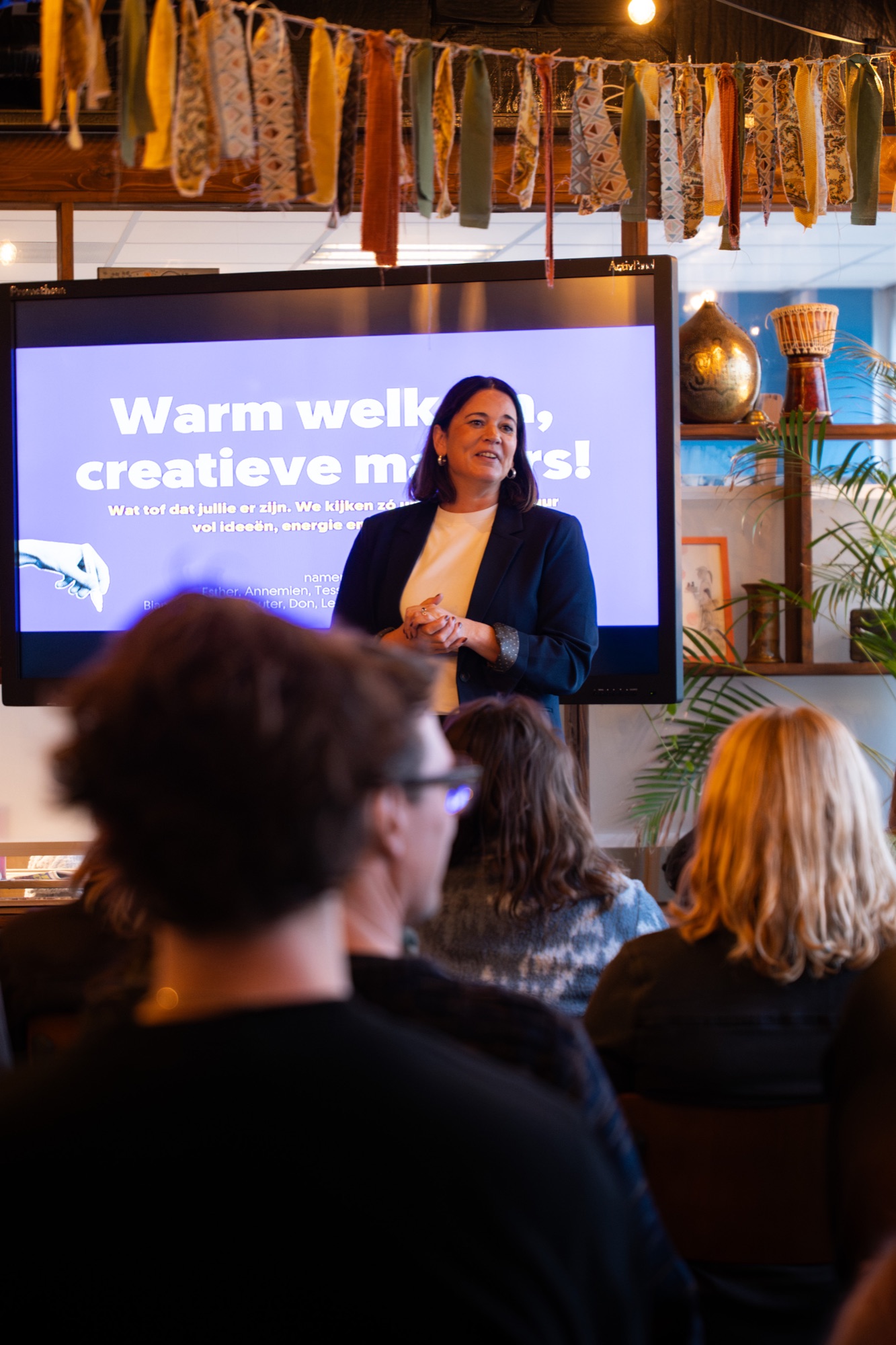 Spreker voor een zaal tijdens een bijeenkomst