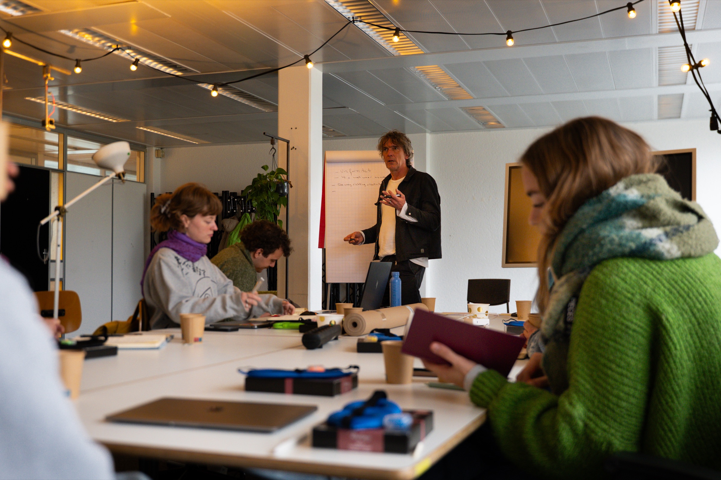 Deelnemers aan tafel tijdens een werksessie van Future Works